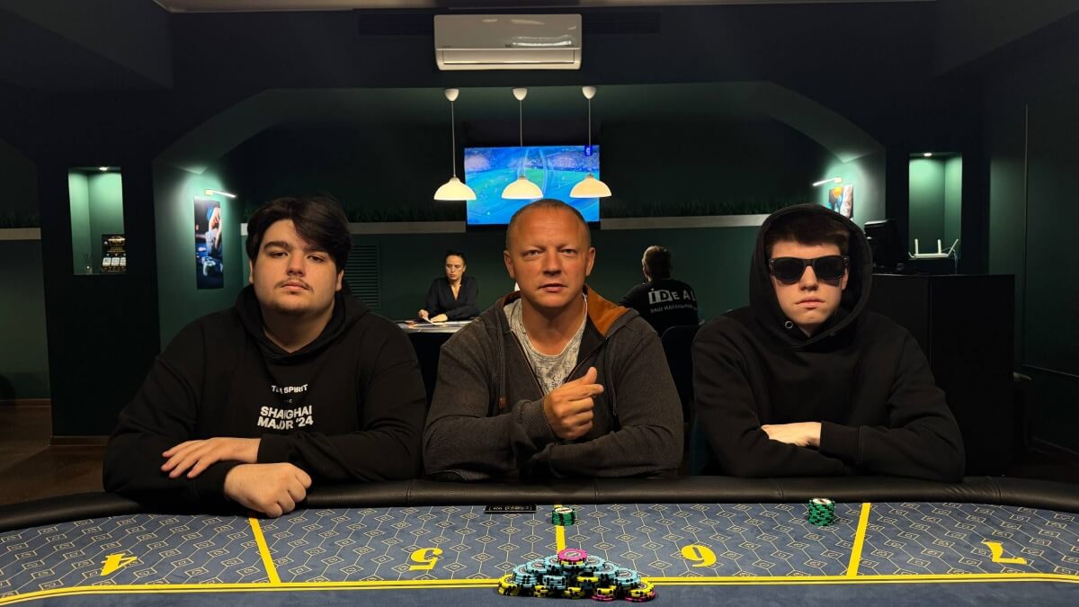 Три игрока за покерным столом во время клубной встречи